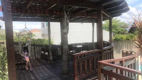 Redário  deck coberto com rede.