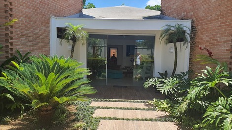 Maravilhosa casa alto padrão a apenas 120 metros da praia da Enseada