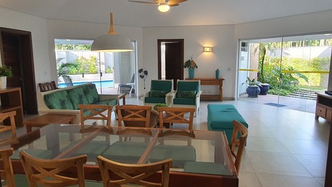 Maravilhosa casa alto padrão a apenas 120 metros da praia da Enseada