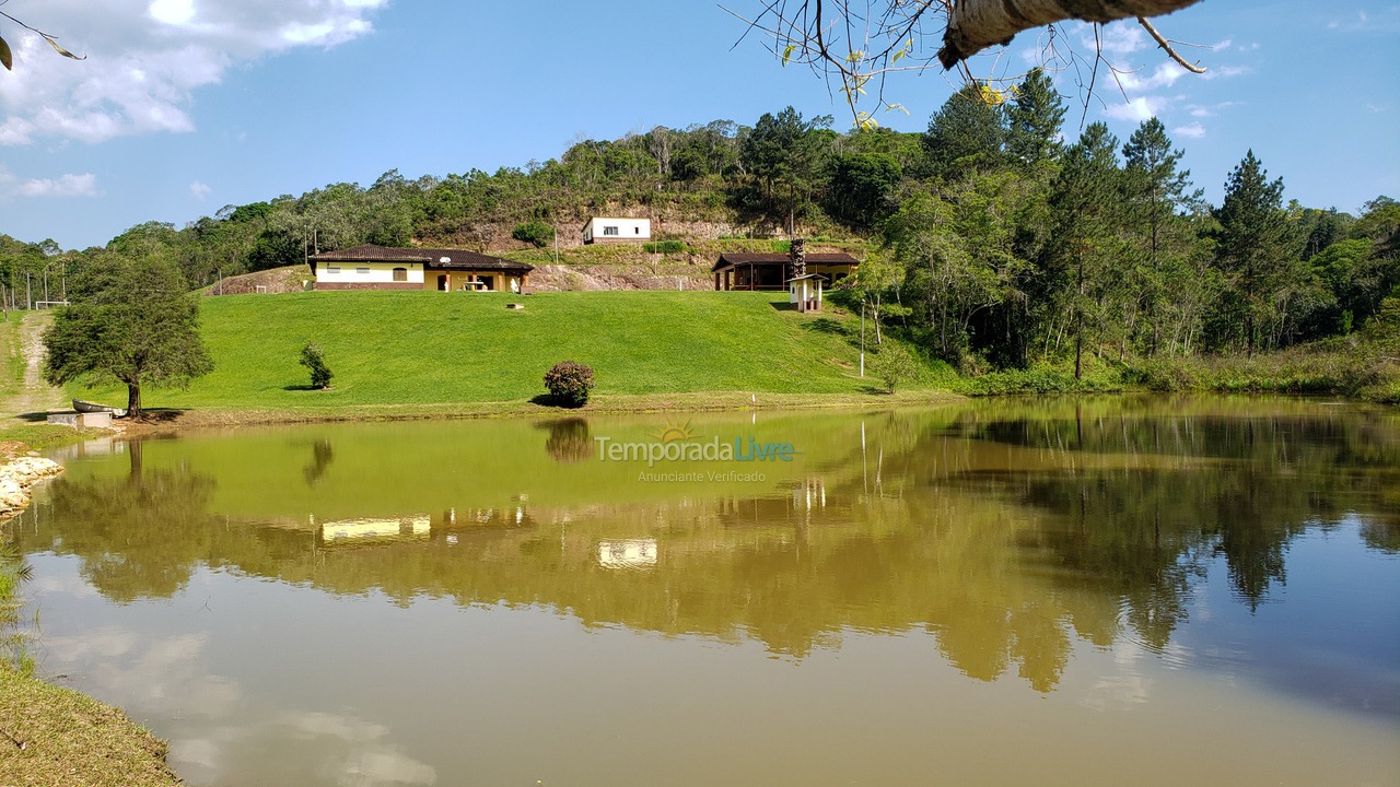 Ranch for vacation rental in Juquitiba (Para Os Amantes de Pescaria)