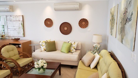 Sofas e ar condicionado acima