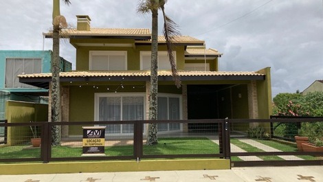 Excelente casa adosada, 3 suites con AC, WI-FI, parrillero,