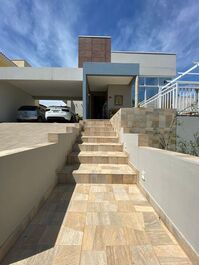 Linda casa com piscina em São Roque