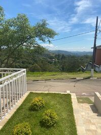 Linda casa com piscina em São Roque
