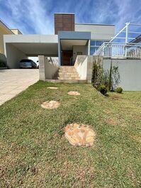 Linda casa com piscina em São Roque