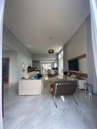 Linda casa com piscina em São Roque