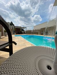 Linda casa com piscina em São Roque