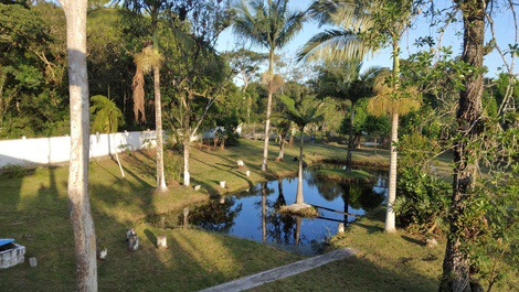  visao do lago da varanda da casa verde
