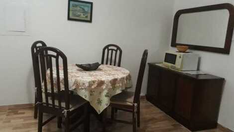 Aluga apto praia Enseada Guarujá. Ótima localização..