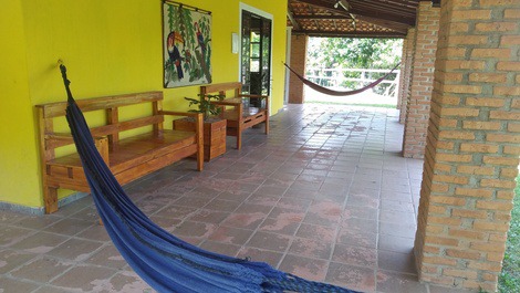 Varanda com redes e bancos para descanso!