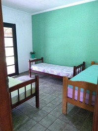 Quarto 2- três camas de solteiro, + 2 colchões de solteiro e 1 colchão de casal ( acomoda total de 7 com colchões).