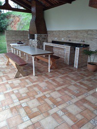 Mesa com bancos, pia e tanque! área churrasqueira...