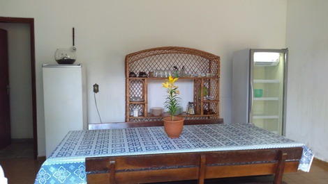 Cozinha geladeira, cervejeira, mesa com bancos e acessórios!