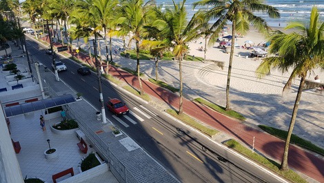 Amplo apartamento pé na areia. Um camarote para o mar e ciclovia