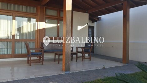 Casa com piscina frente mar!