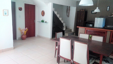 Casa - mar a ambos lados y rodeada de vegetación.