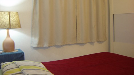 Casa - mar a ambos lados y rodeada de vegetación.