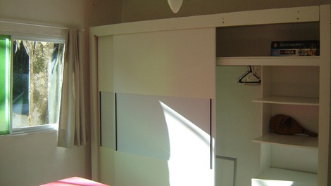 Casa - mar a ambos lados y rodeada de vegetación.