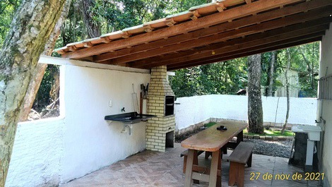 Casa - mar a ambos lados y rodeada de vegetación.