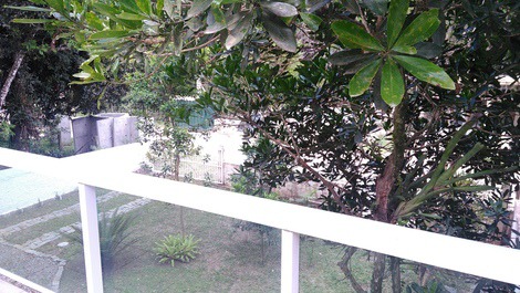 Casa - mar a ambos lados y rodeada de vegetación.