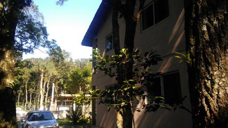 Casa - mar a ambos lados y rodeada de vegetación.