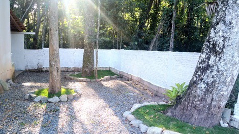 Casa - mar a ambos lados y rodeada de vegetación.