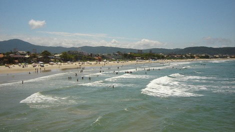 Casa - mar a ambos lados y rodeada de vegetación.
