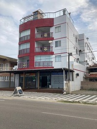 Excelente apartamento em prédio frente mar, Ac nos quartos, 2 carros