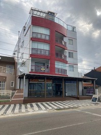 Excelente apartamento em prédio frente mar, Ac nos quartos, 2 carros