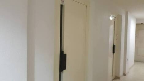 Corredor para o  apartamento