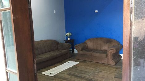 Hermosa casa con un gran patio trasero.