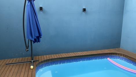 Piscina com hidromassagem,pega sol maior parte do dia