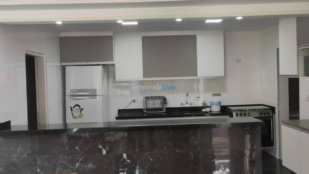 Casa para aluguel de temporada em Guarujá (Jardim Virgínia)