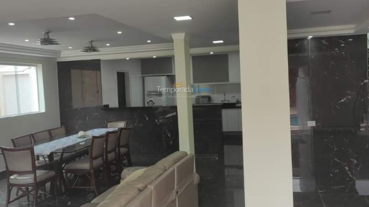 Casa para aluguel de temporada em Guarujá (Jardim Virgínia)