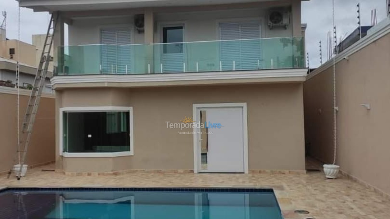 Casa para aluguel de temporada em Guarujá (Jardim Virgínia)