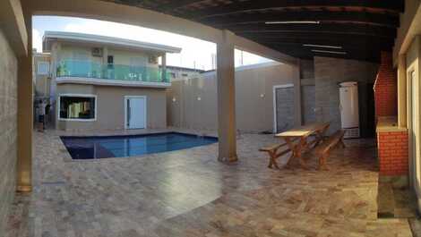 Linda casa 2 andares c/ Piscina e churrasqueira