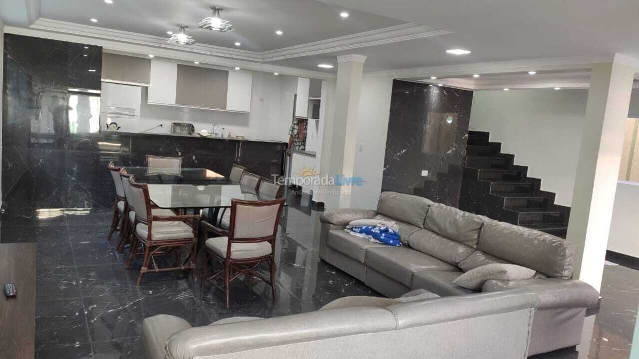 Casa para aluguel de temporada em Guarujá (Jardim Virgínia)