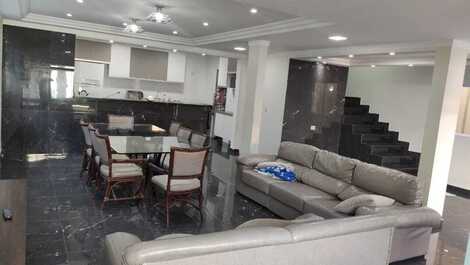 Linda casa 2 andares c/ Piscina e churrasqueira