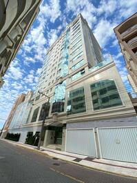 Apartamento com 04 suítes na quadra do mar