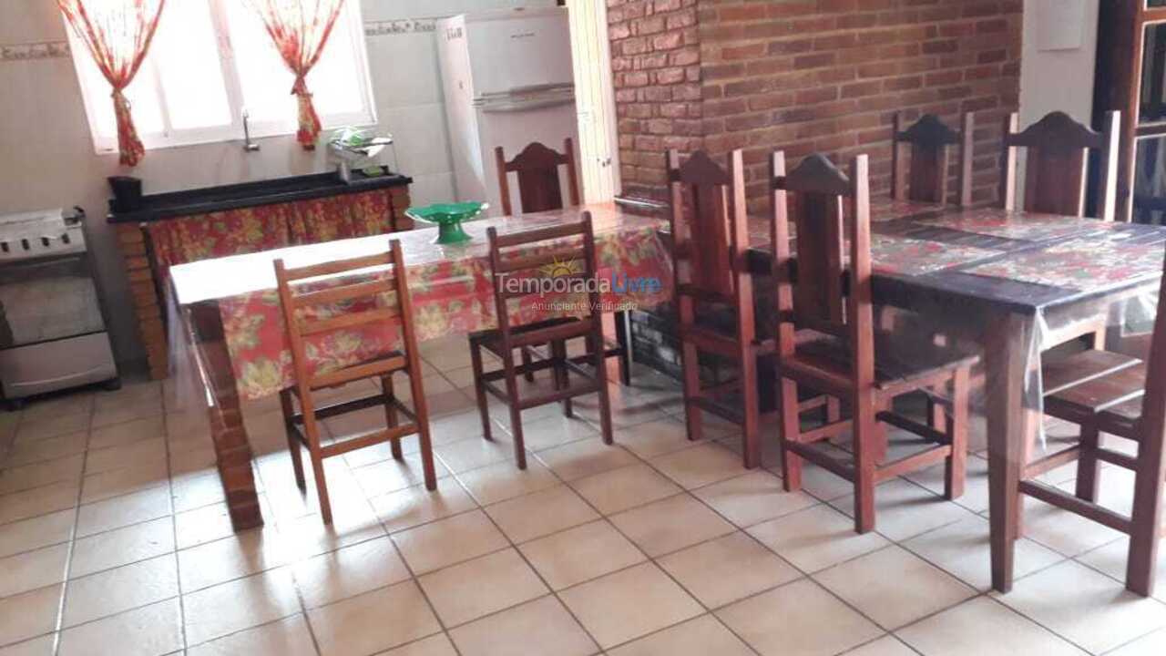 Casa para aluguel de temporada em Ubatuba (Praia das Toninhas)