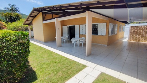 105 House with 4 bedrooms 50 meters from the beach