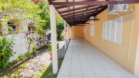 105 House with 4 bedrooms 50 meters from the beach