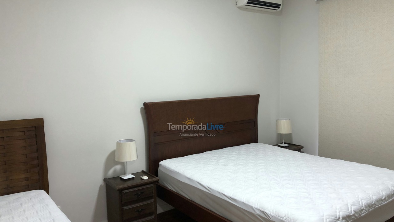 Apartamento para aluguel de temporada em Guarujá (Pitangueiras)