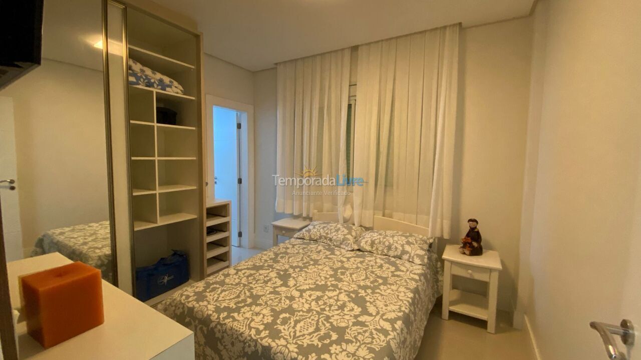 Apartamento para aluguel de temporada em Governador Celso Ramos (Praia de Palmas)