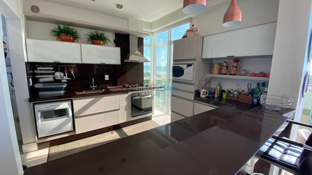 Apartamento para aluguel de temporada em Governador Celso Ramos (Praia de Palmas)