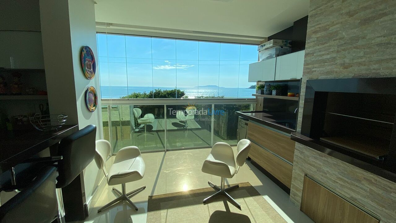 Apartamento para aluguel de temporada em Governador Celso Ramos (Praia de Palmas)