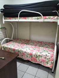 Quarto menor com cama casal e solteiro