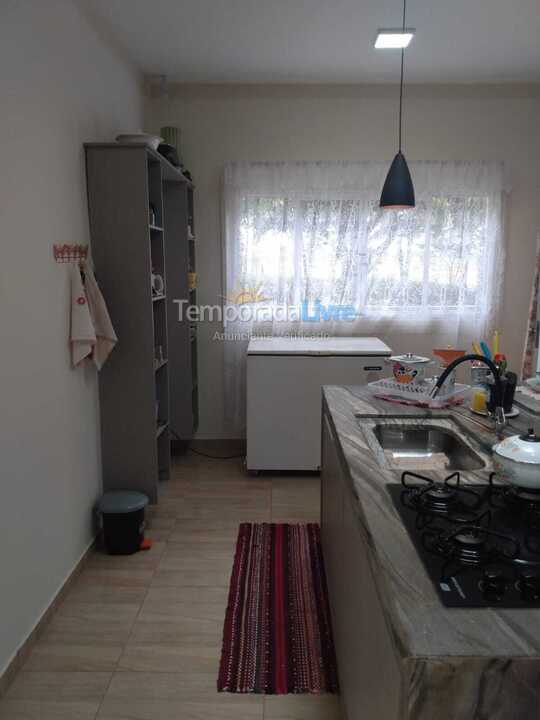 Casa para aluguel de temporada em Paranapanema (Condomínio Riviera de Santa Cristina Xiii)