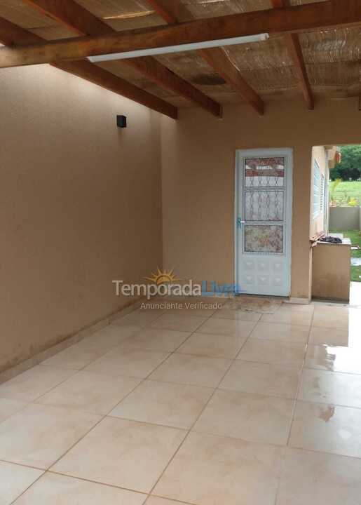 Casa para aluguel de temporada em Paranapanema (Condomínio Riviera de Santa Cristina Xiii)