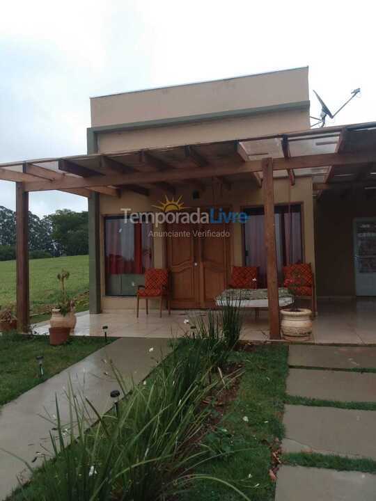 Casa para aluguel de temporada em Paranapanema (Condomínio Riviera de Santa Cristina Xiii)